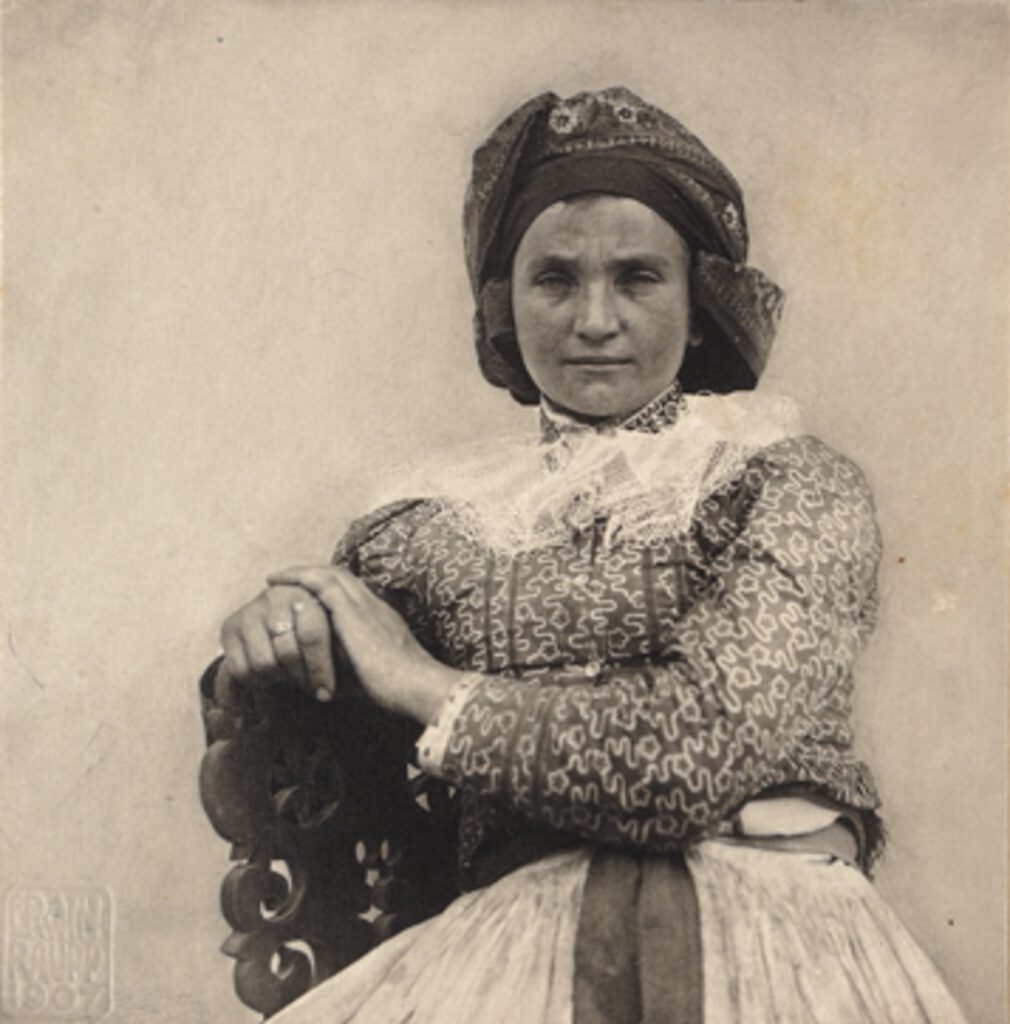 Mädchen in südmährischer Tracht, Donaumonarchie im 19. Jahrhundert, bild: public domain 

