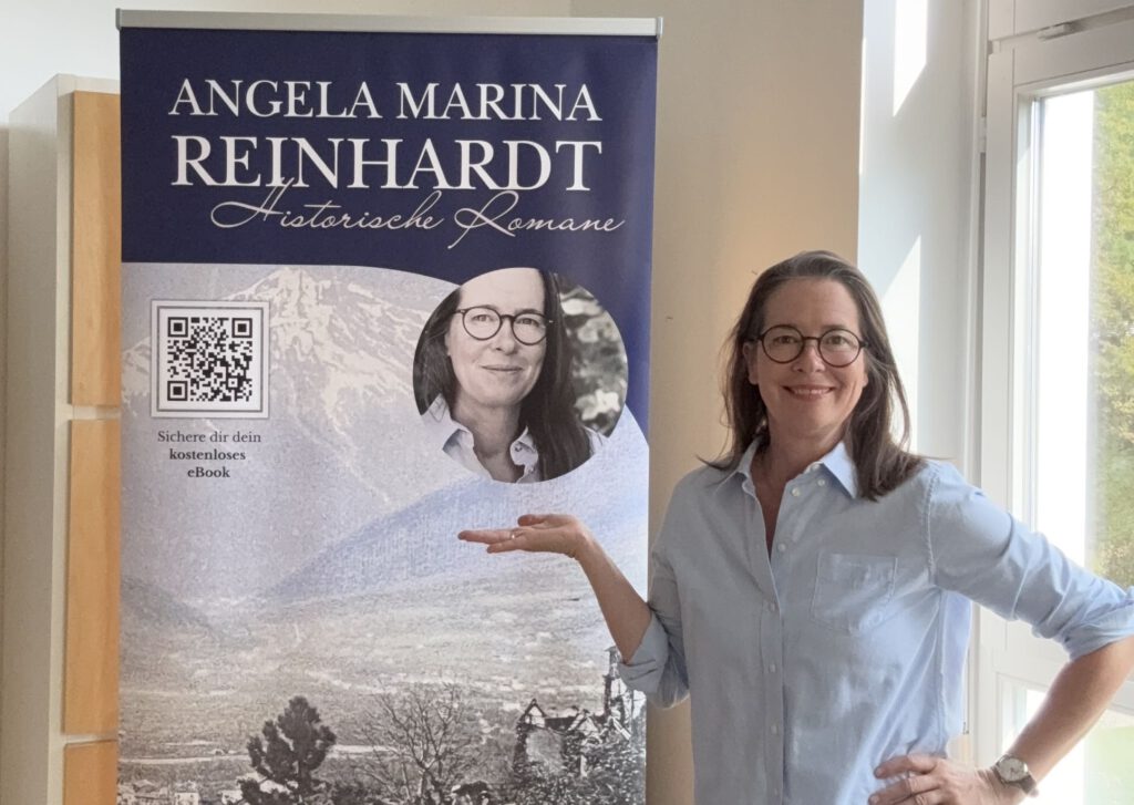 Angela Marina Reinhardt mit Messe-Roll-Up